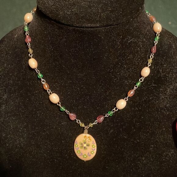 Painted flower necklace with beads on chain & iridescent green clip on earrings - Picture 4 of 10